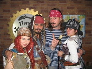 Как оказалось, самыми популярными персонажами, в которые крымчане стремятся перевоплотиться, стали гангстеры и пираты. Фото с сайта dnout.livejournal.com