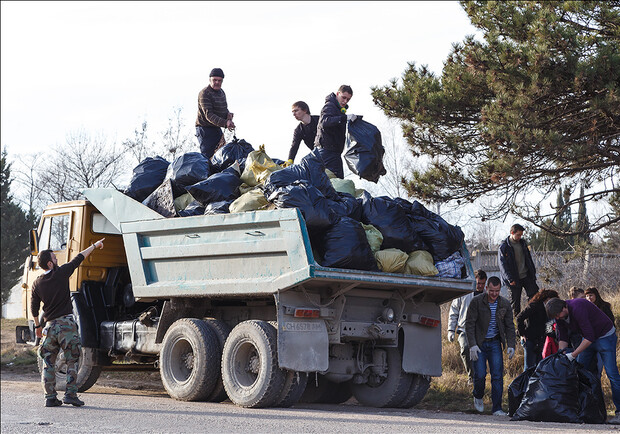 За год из Севастополя вывезли 14 КАМАЗов мусора. Фото Романа Шморина