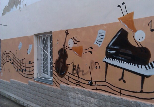 Новость - События - В Севастополе на здании школы появилось креативное граффити