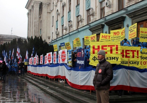 Новость - События - В Симферополе сторонники и противники Майдана митигновали под проливным дождем