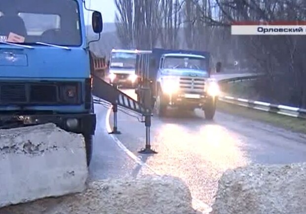 На въезде в Севастополь установили блокпосты. Кадр из видео. 
