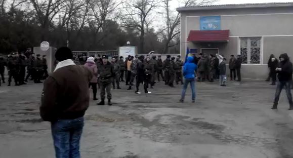 Военные и местные жители у воинской части в Евпатории. Кадр из видео. 