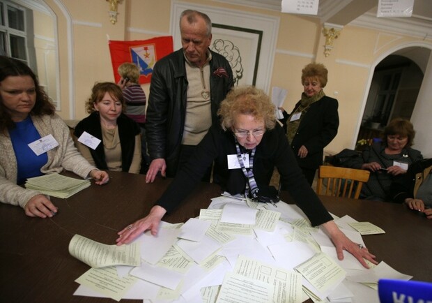 В Крыму считают голоса на референдуме. Фото: itar-tass.com