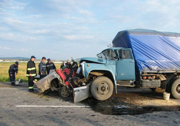 Новость - События - На трассе в Крыму в лобовом столкновении машины с грузовиком пострадали четыре человека