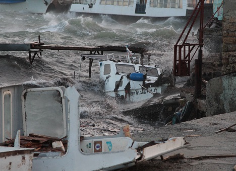 Новость - События - Шторм у берегов Евпатории превратил в щепки яхту и два катера