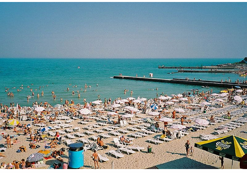 На феодосийских пляжах теперь надо платить за тень. Фото с сайта www.seepla.net