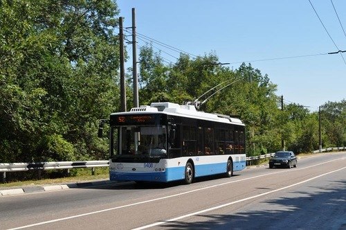 Новость - Транспорт и инфраструктура - В Крыму из-за обрыва электролинии пассажиры вручную толкали троллейбус (ВИДЕО)