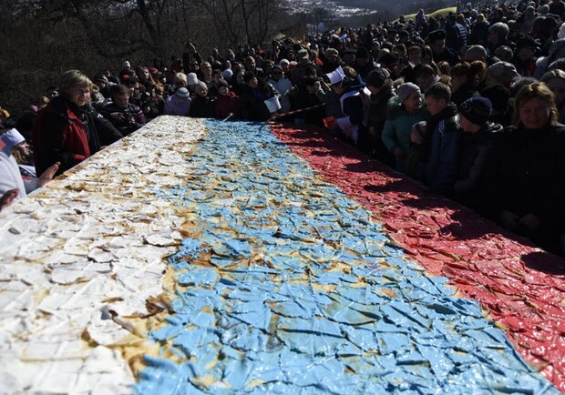 Новость - Досуг и еда - На Масленицу в Крыму съели флаг России