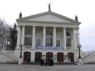 Театр в 2011 году отметит свой юбилей. Фото с сайта http://petersburg-sevastopol.ru/
