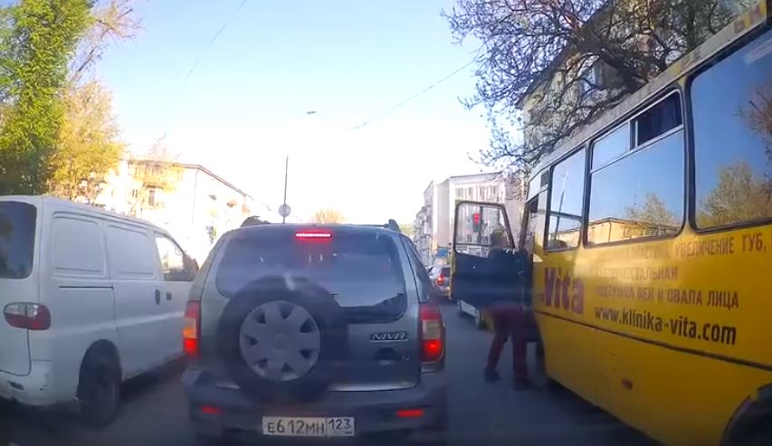 Новость - События - Видеофакт: в Симферополе водитель иномарки избил маршрутчика