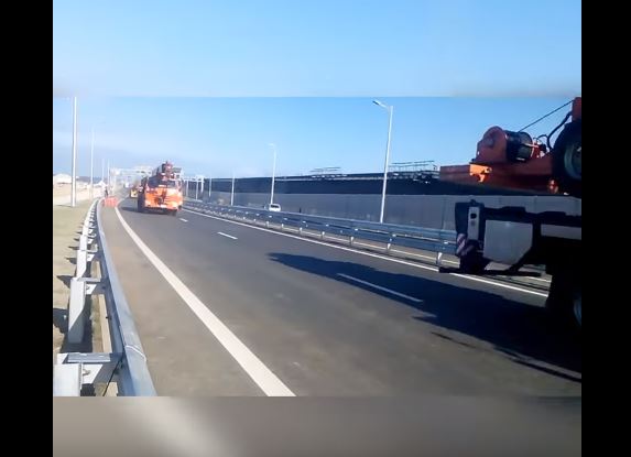 Новость - Транспорт и инфраструктура - Смотри, как это было: по Крымскому мосту впервые проехали автомобили