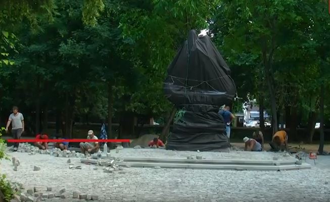 Новость - Досуг и еда - Видеофакт: в Симферополя установили памятник святым Петру и Февронии
