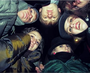 Детям придется сидеть вечером дома. Фото с сайта ej.ru
