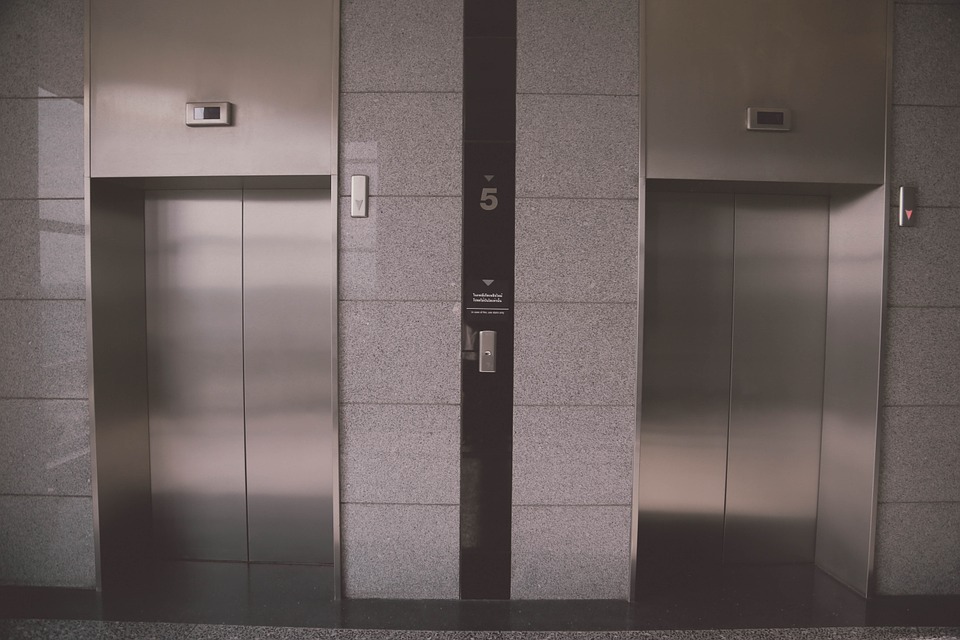 Новость - События - Слишком узкие и не работают: симферопольцы жалуются на новые лифты