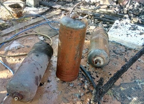 Новость - События - За секунду до взрыва: на пожаре под Симферополем спасатели вынесли из огня газовые баллоны