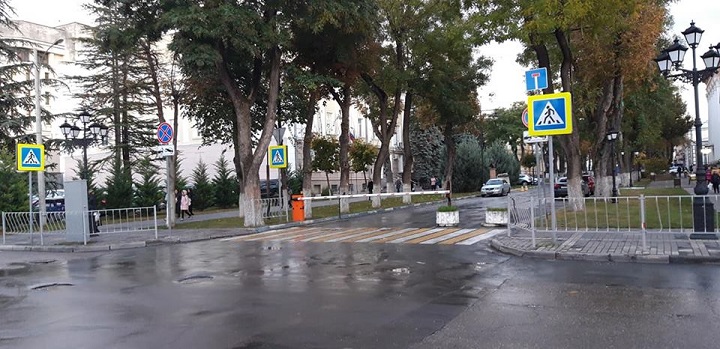 Новость - События - Не для "простых" людей: в Симферополе чиновники отгородили для себя улицу
