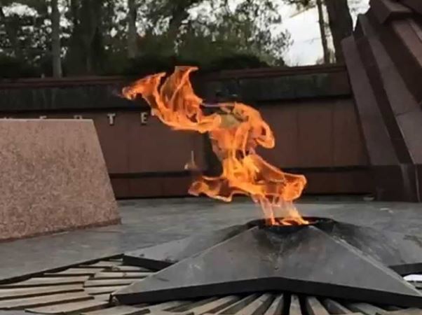 Новость - События - В Симферополе погасили "Вечный огонь" : что происходит