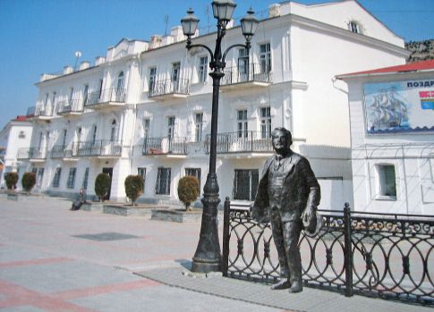 Памятник Куприну - автор Станислав Чиж. Фото с сайта http://gazeta.sebastopol.ua