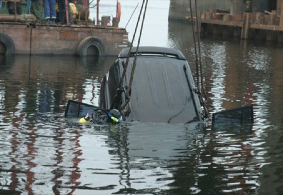 В реку Бельбек упал микроавтобус с пассажирами 