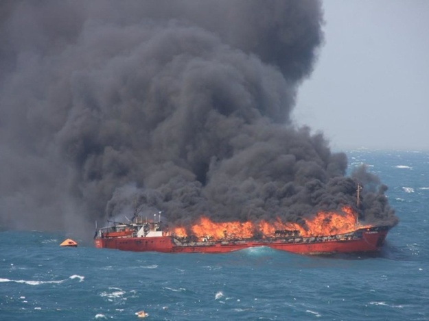 Один из горящих кораблей в проливе у Крыма тонет