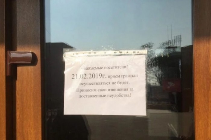 Здание администрации Керчи блокировали люди с собаками. Фото: kerch.fm