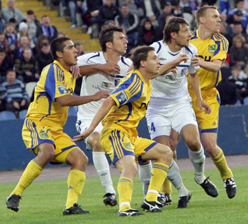 Борьба за мяч. Фото с сайта sctavriya.com