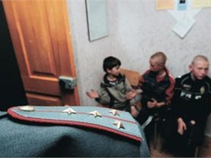Чиновники считают, что детям нечего делать на улице после 22 часов. Фото: e-crimea.info