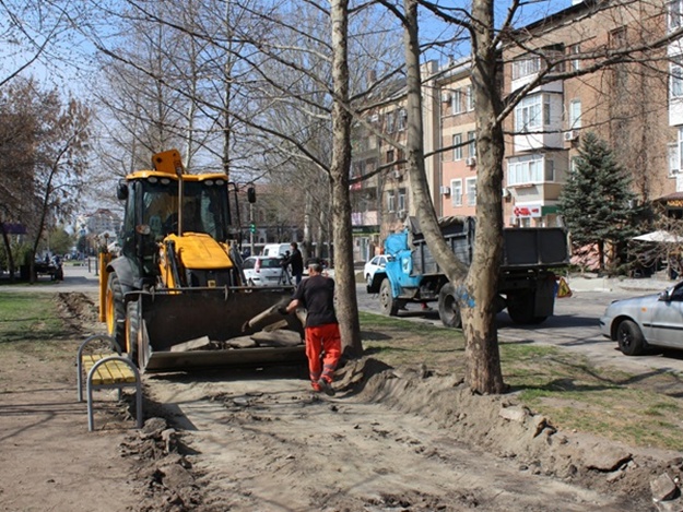 В Симферополе начинают ремонтировать тротуары