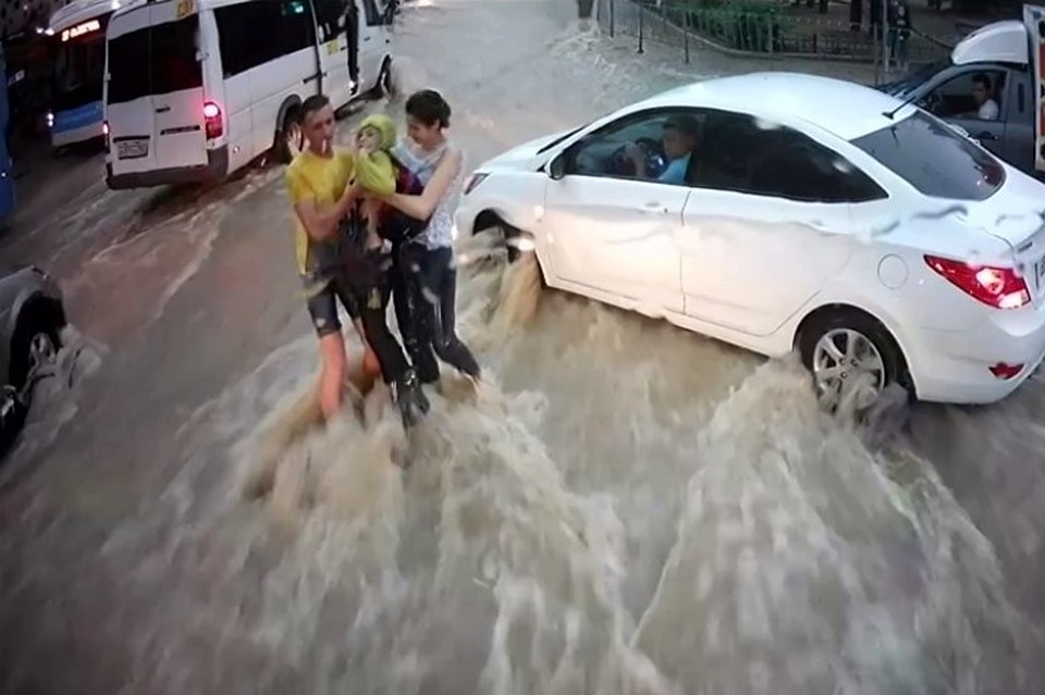 В Сети появилось видео спасения ребенка во время потопа в Севастополе