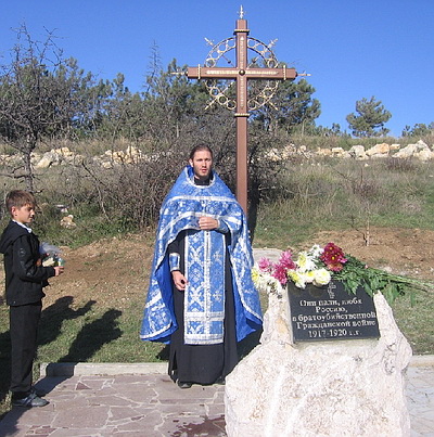 Освящение поклонного креста. Фото с сайта nr2.ru