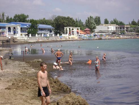 В Евпатории спасают песок от размыва. Фото автора
