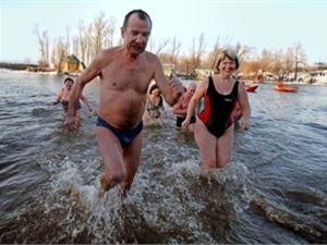 Традиция моржевания на полуострове зародилась 25 лет назад в Саках. Фото: crimea.kp.ua