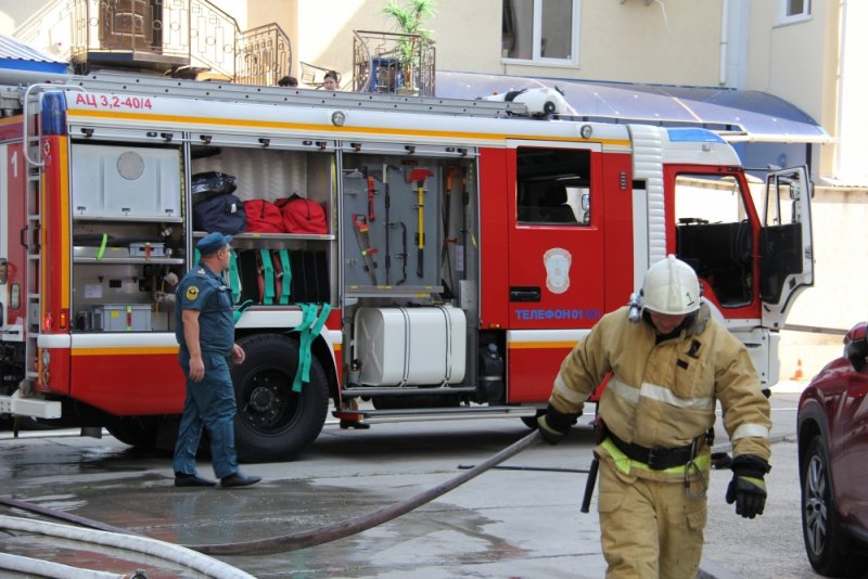 В Симферополе в многоэтажном доме по ул. Карла Маркса тушили пожар.
