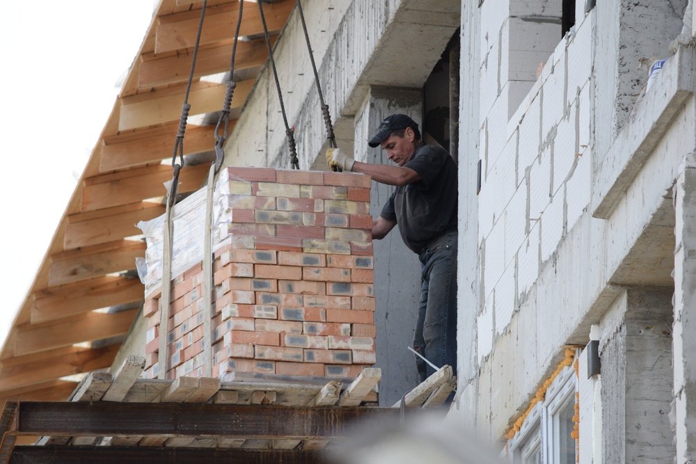 Подрядчик строительства дома для льготников в Симферополе завершил монтаж кровли