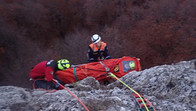 Пережившую падение с 40-метровой скалы девушку прооперировали в Симферополе