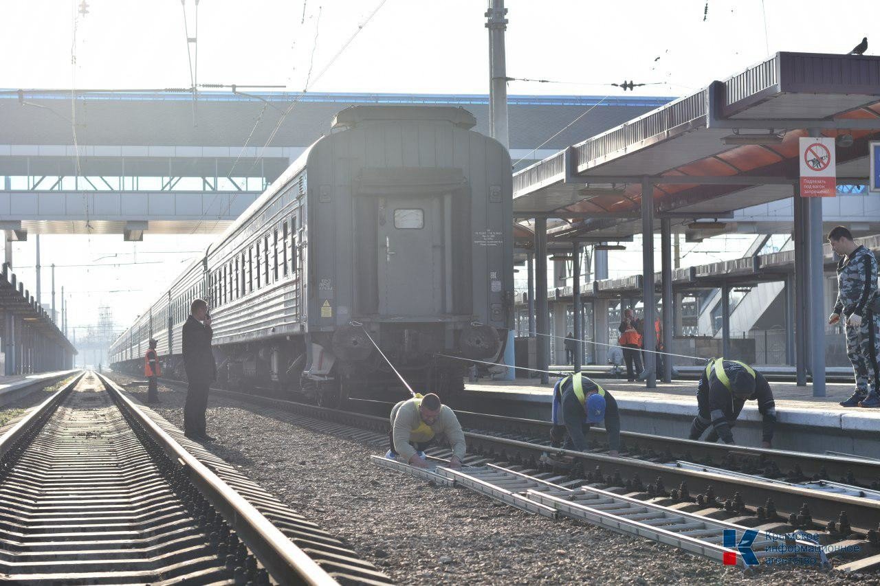 Новость - События - Фотофакт: в Симферополе на ж/д вокзале силачи тягали вагоны