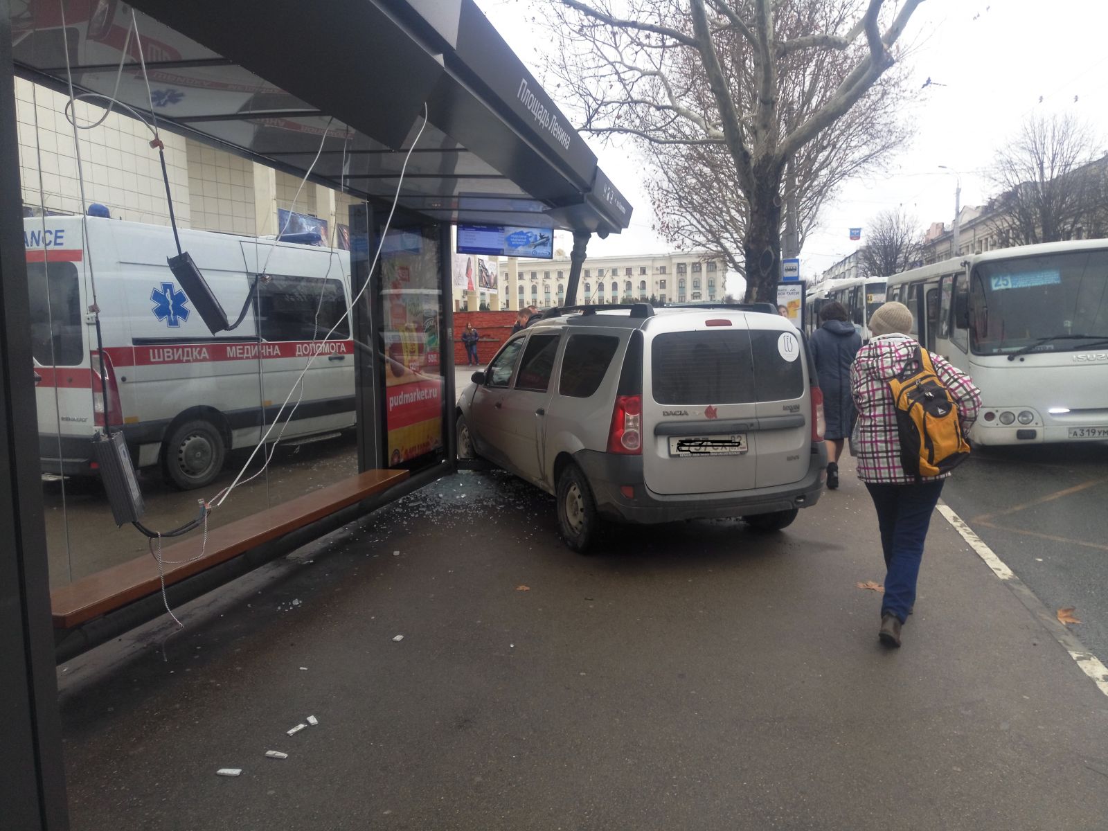 В центре Симферополе автомобиль врезался в остановку