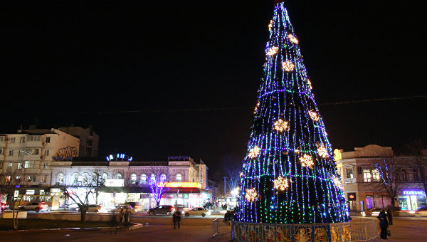 В Крыму зажигают новогодние елки