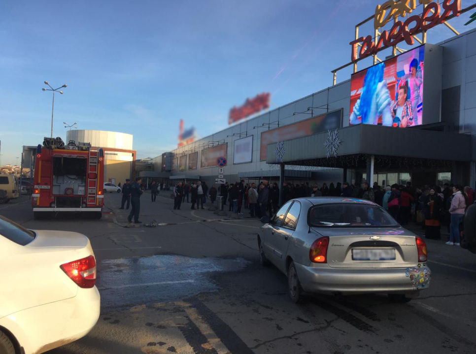Из торгового центра Симферополя эвакуировали сотни людей