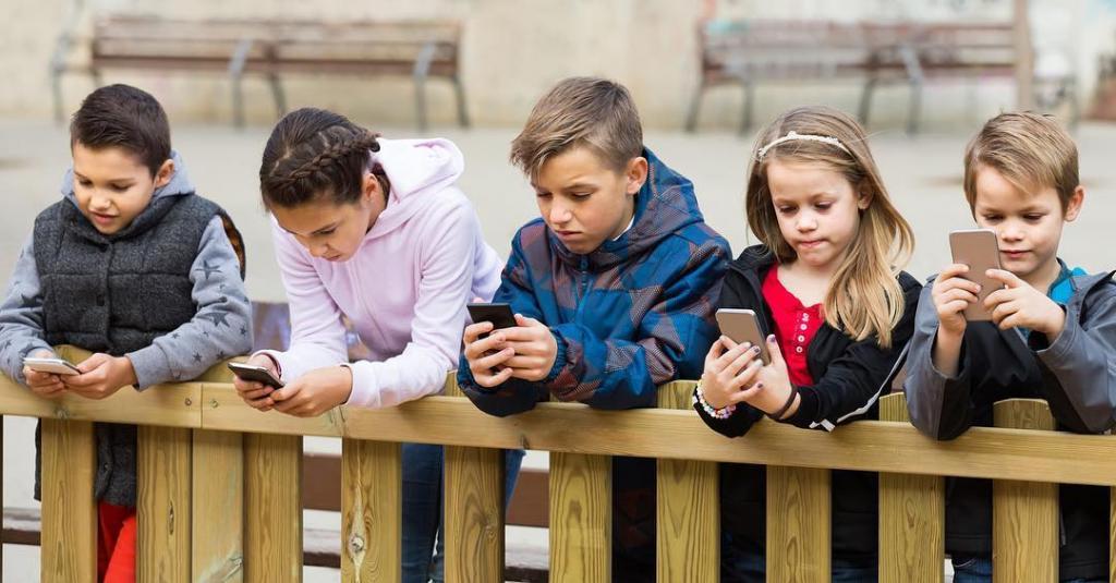 В школах Симферополя у учеников начали отбирать мобильные телефоны