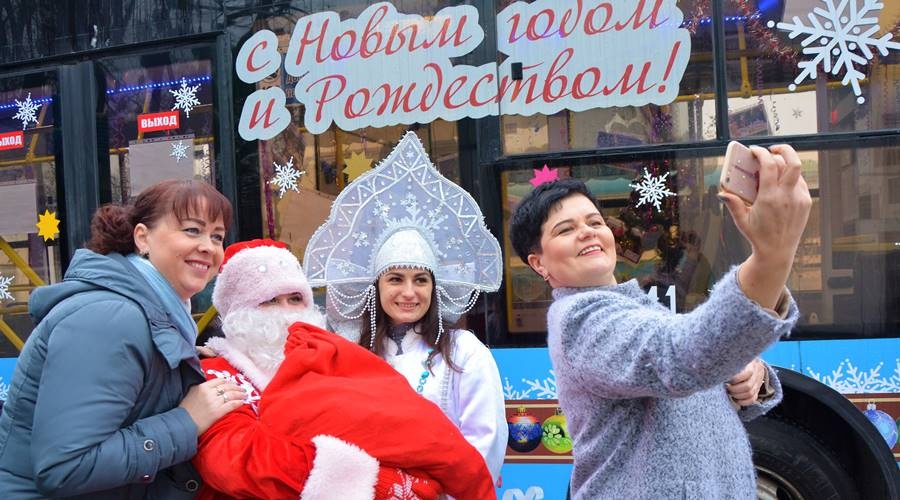В трех городах Крыма на маршруты вышли новогодние троллейбусы