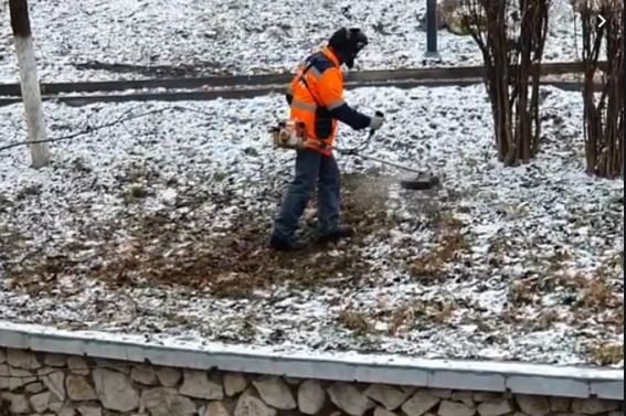 На набережной Симферополя снег убирают газонокосилкой