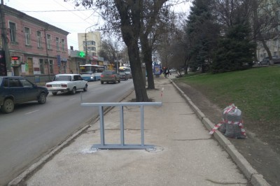 В Симферополе подрядчик установил рекламную конструкцию посреди тротуара