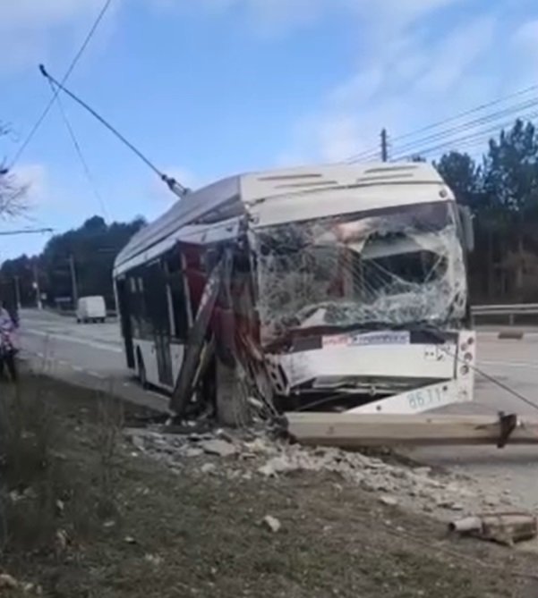 Троллейбус попал в ДТП на трассе Симферополь-Ялта