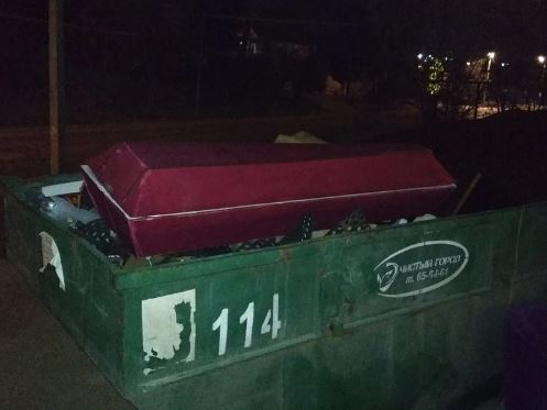 В Севастополе в мусорном контейнере нашли гроб