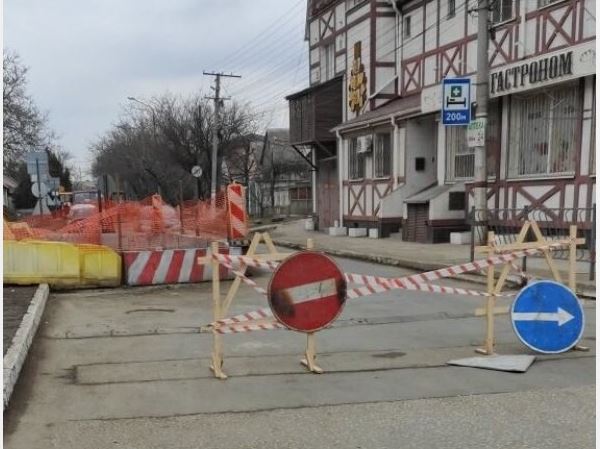 В Симферополе перекрыта часть улицы Титова
