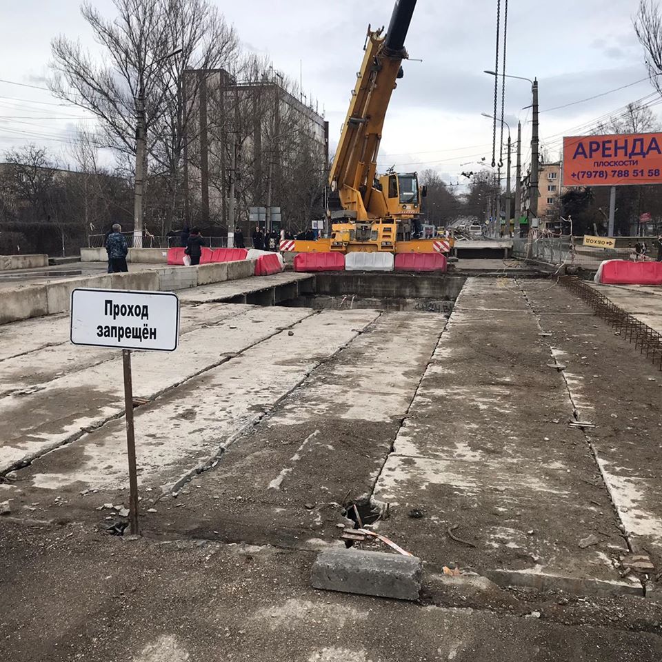 В Симферополе начали ремонтировать мост на ул. Гагарина