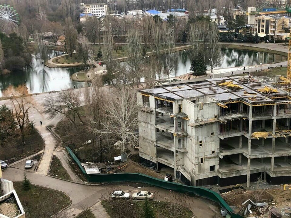 Возле симферопольского парка им. Гагарина строят многоэтажное здание