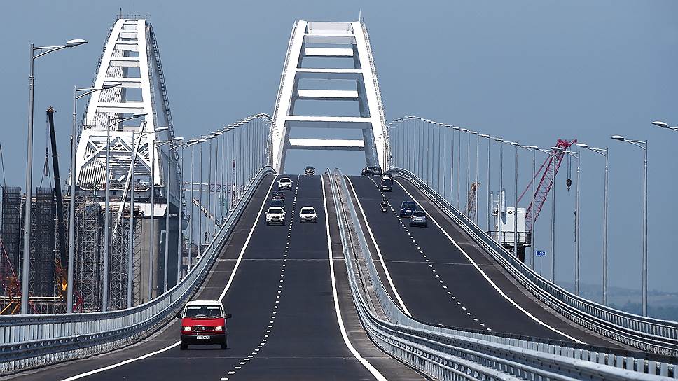 На Крымском мосту ввели новое ограничение скорости