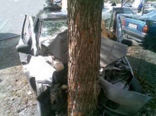 Спасатели вытаскивали из разбитой машины пострадавших в ДТП. Фото с сайта е-Крым